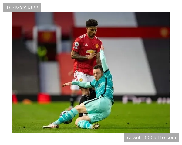 致敬传奇：曼联与利物浦赛前，全场为两队名宿博比·查尔顿爵士默哀