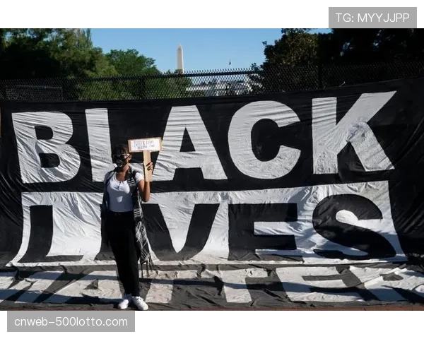 大雨中，奥格斯堡小球迷高举“为城市而战”标语牌